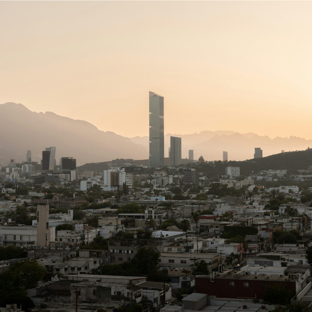 Skyline de Monterrey con la Sierra Madre al fondo al atardecer