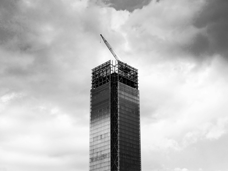 Edificio en construcción con grúa contra el cielo