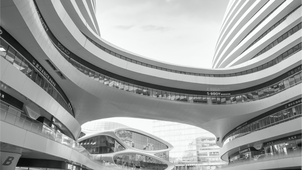 Interior de un centro comercial moderno de niveles curvos