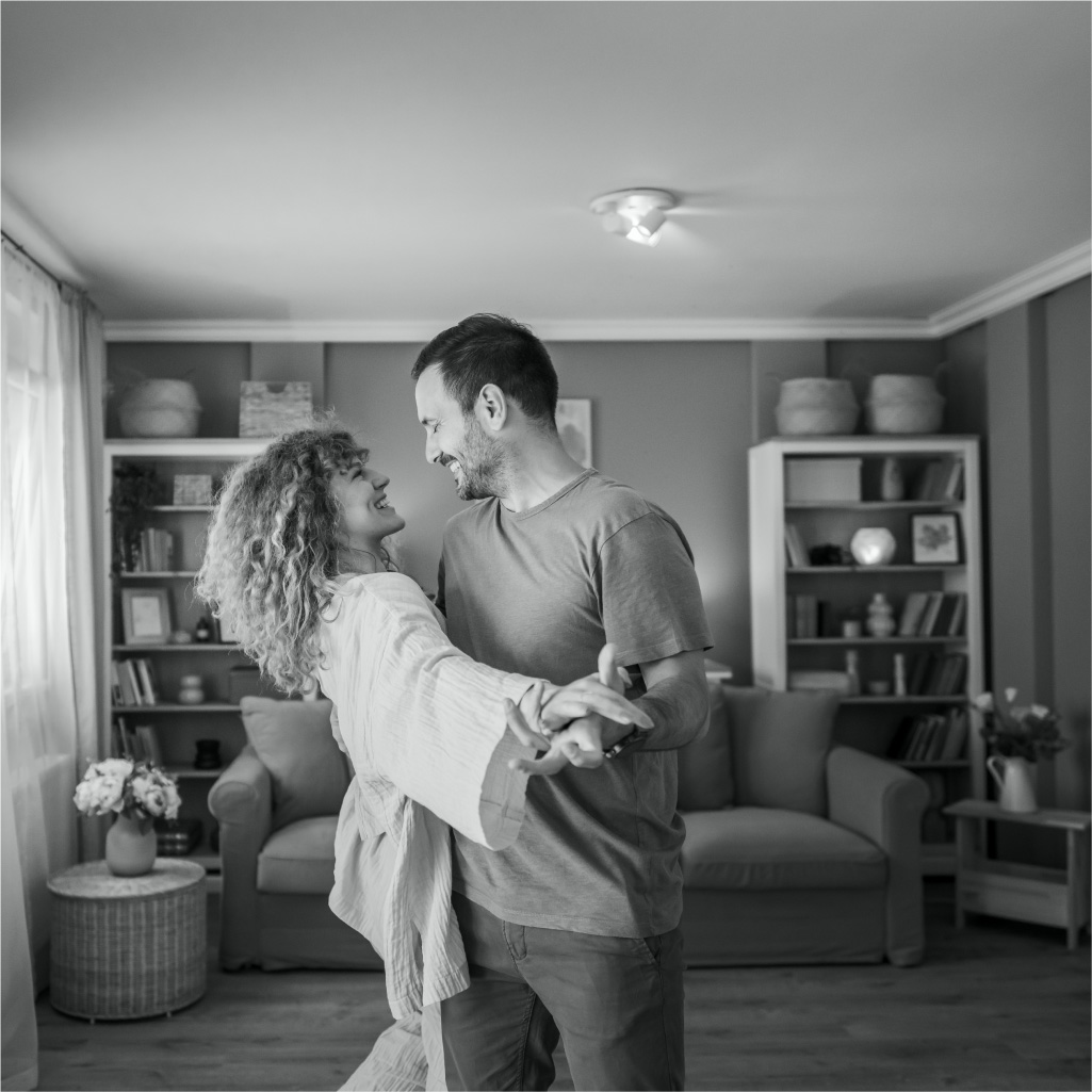 Pareja conviviendo en la sala de su hogar